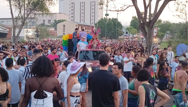 Parada LGBTQIA+ no Acre tem gritos a favor de Lula e xingamentos a Bolsonaro: “Ei, Bolsonaro, vai tomar no c*”